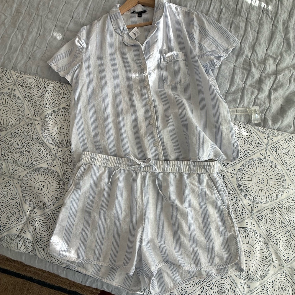 Banana Republic NWT Women’s L Loungewear/Sleepwear
In stripe cotton/linen